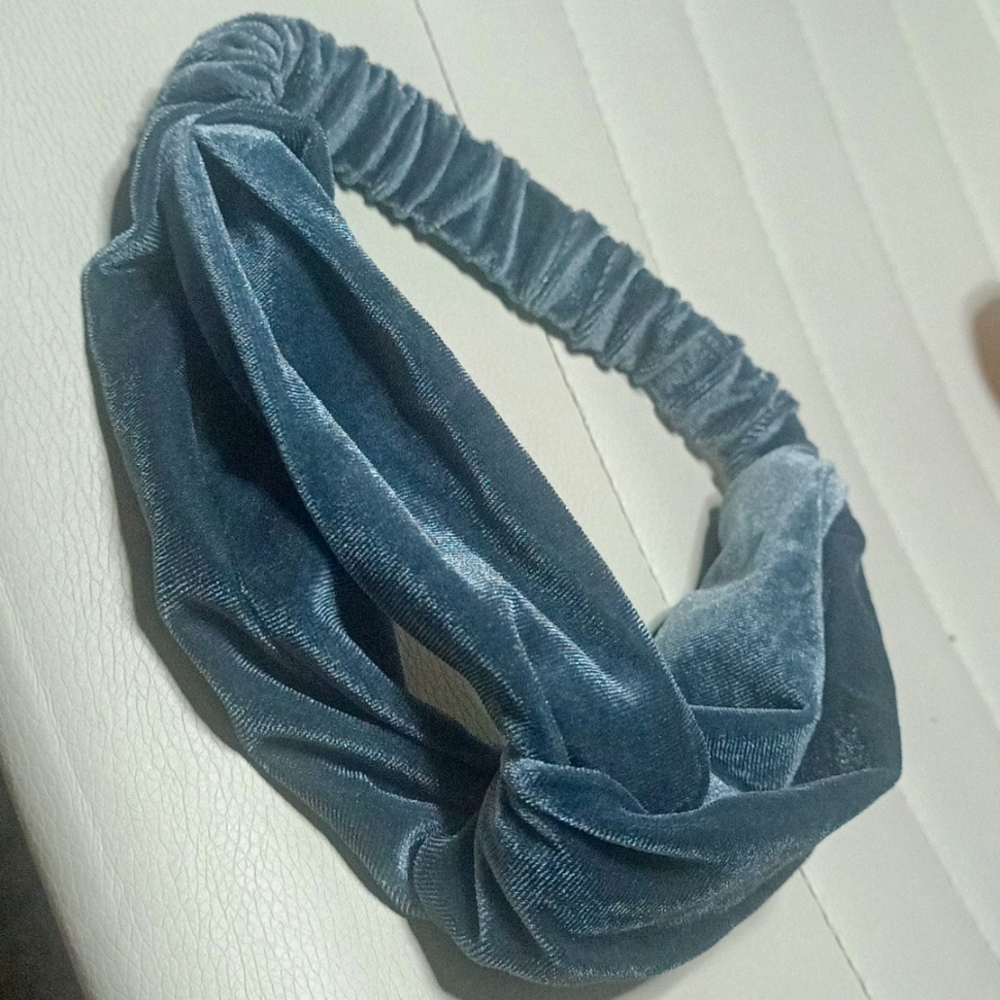 Wide hairband.